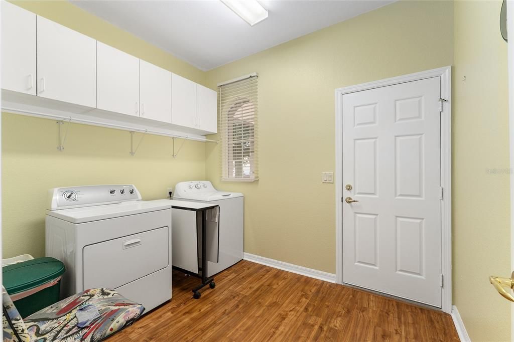 For Sale: $299,900 (2 beds, 2 baths, 1979 Square Feet)