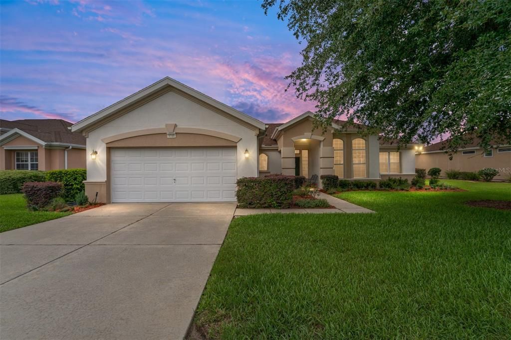 For Sale: $299,900 (2 beds, 2 baths, 1979 Square Feet)
