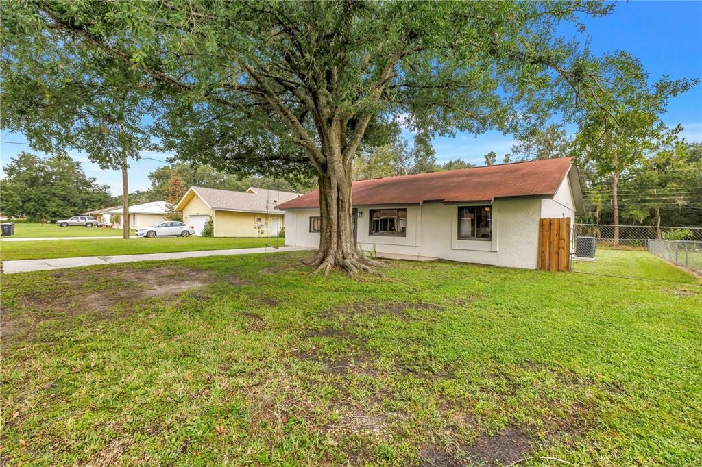 For Sale: $300,000 (3 beds, 2 baths, 1745 Square Feet)