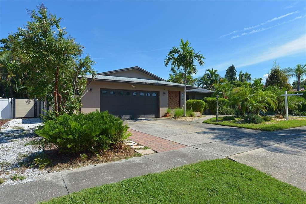 For Sale: $779,000 (2 beds, 2 baths, 2084 Square Feet)