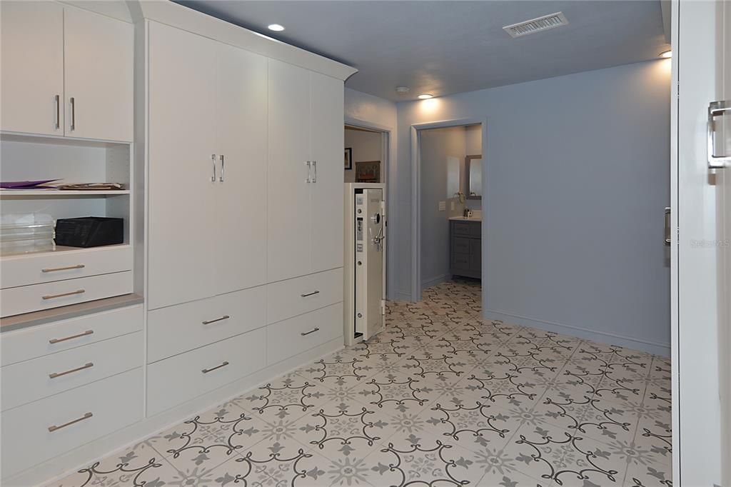 For Sale: $779,000 (2 beds, 2 baths, 2084 Square Feet)