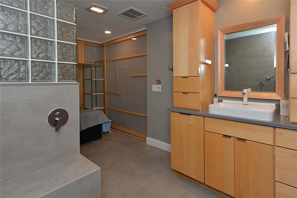 For Sale: $779,000 (2 beds, 2 baths, 2084 Square Feet)