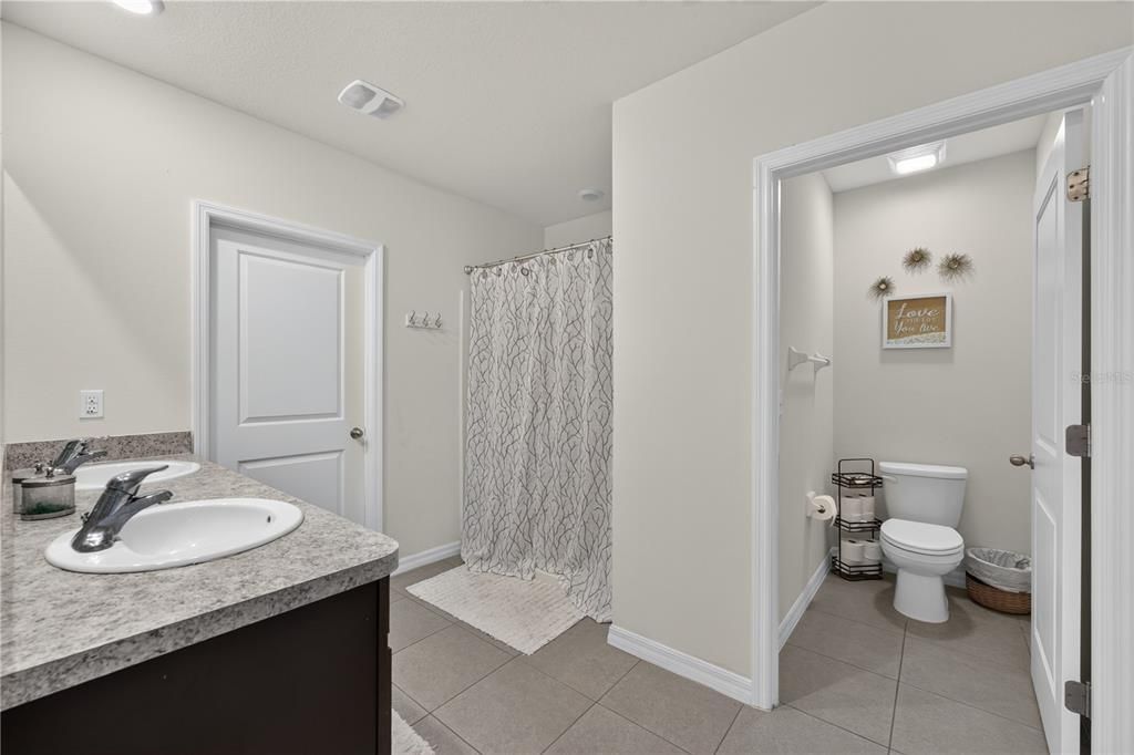 For Sale: $550,000 (5 beds, 3 baths, 2605 Square Feet)