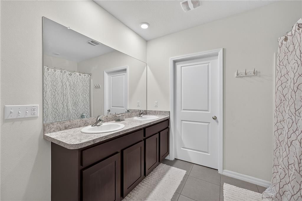 For Sale: $550,000 (5 beds, 3 baths, 2605 Square Feet)