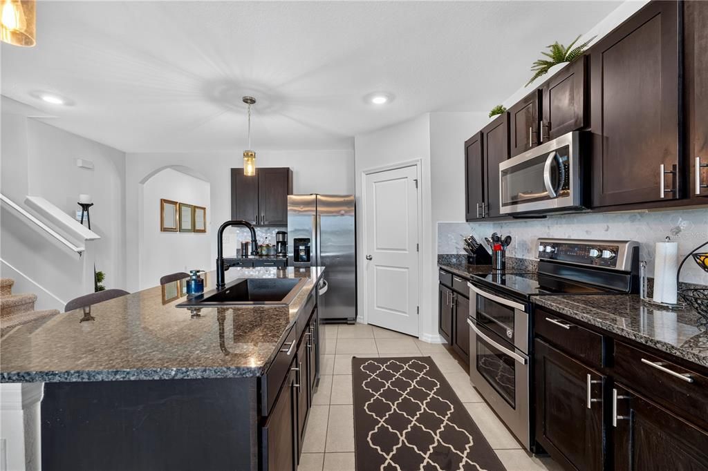 For Sale: $550,000 (5 beds, 3 baths, 2605 Square Feet)