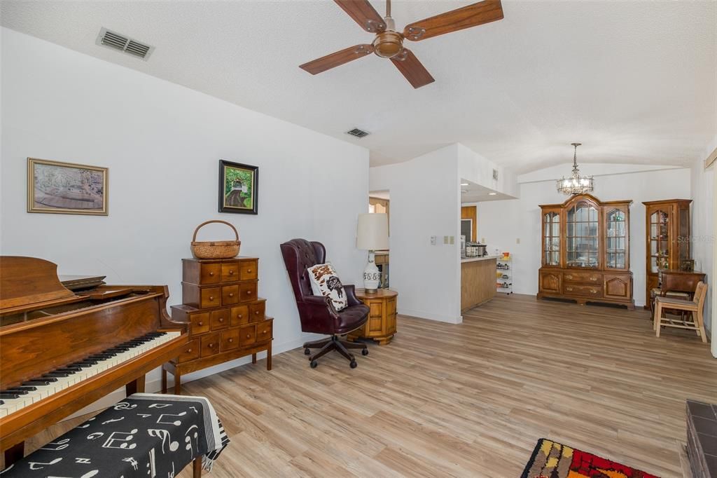 For Sale: $279,900 (2 beds, 2 baths, 1608 Square Feet)