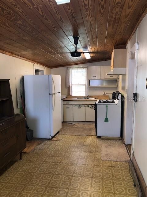 For Sale: $125,000 (1 beds, 1 baths, 648 Square Feet)