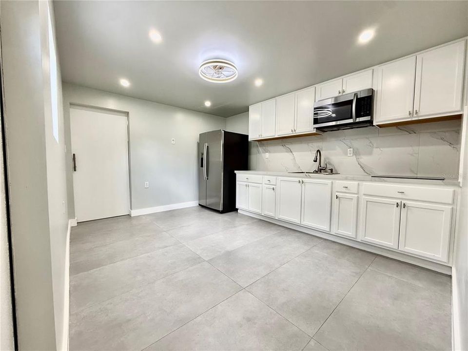 For Rent: $1,400 (1 beds, 1 baths, 415 Square Feet)