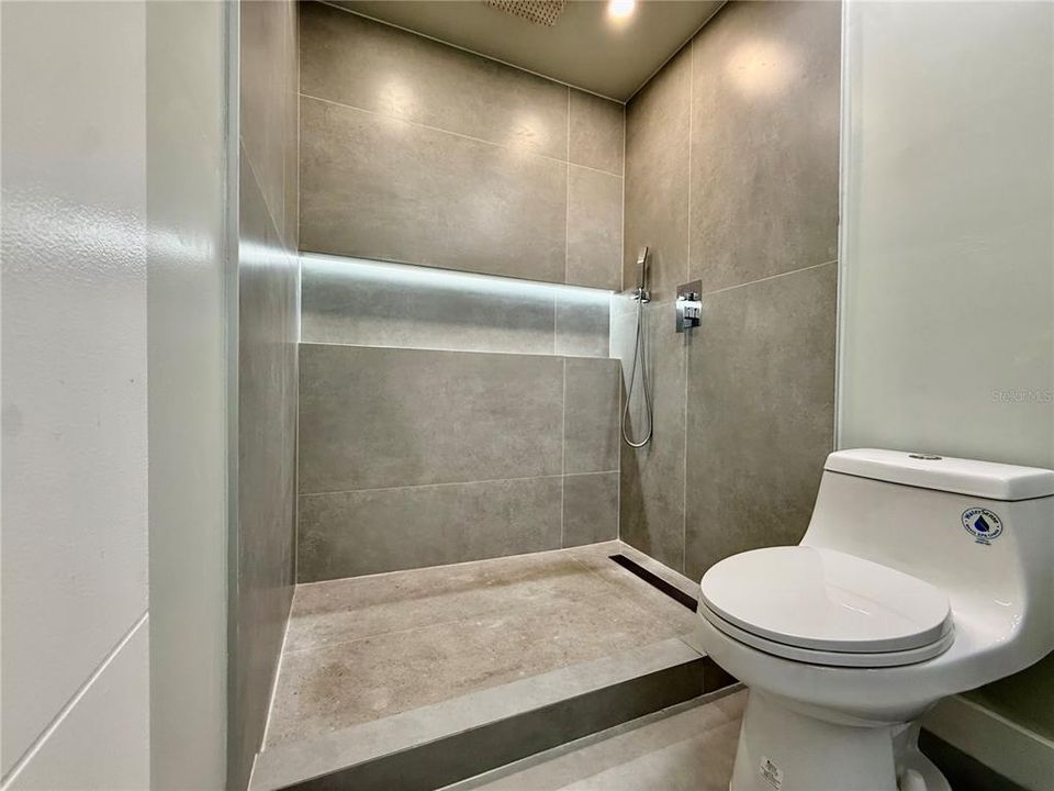 For Rent: $1,400 (1 beds, 1 baths, 415 Square Feet)