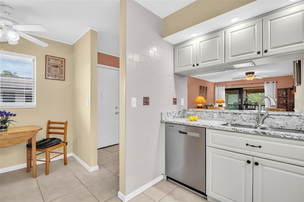 For Sale: $199,900 (2 beds, 2 baths, 1000 Square Feet)