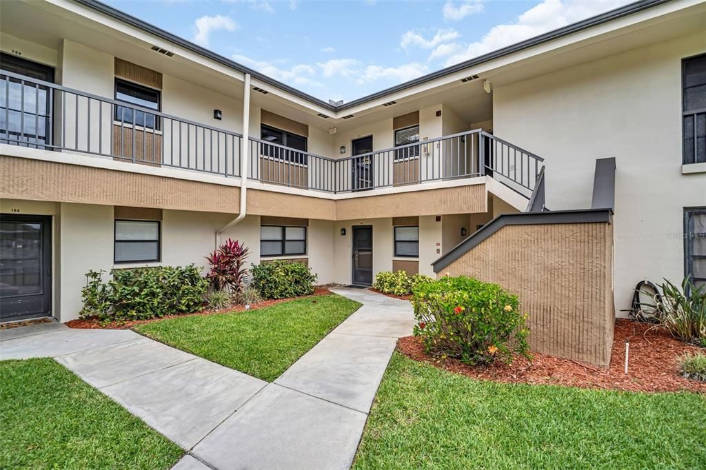 For Sale: $199,900 (2 beds, 2 baths, 1000 Square Feet)