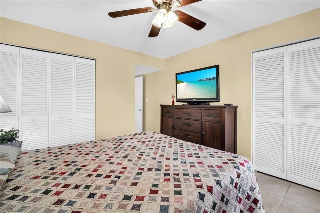 For Sale: $199,900 (2 beds, 2 baths, 1000 Square Feet)