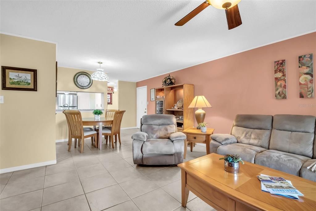 For Sale: $199,900 (2 beds, 2 baths, 1000 Square Feet)