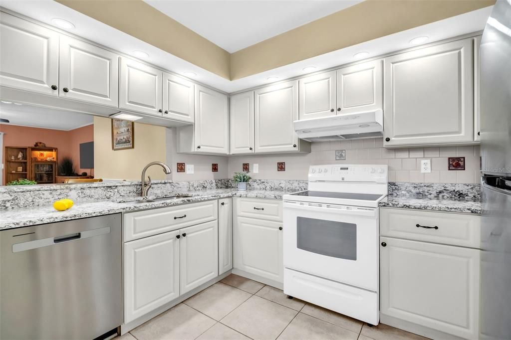 For Sale: $199,900 (2 beds, 2 baths, 1000 Square Feet)