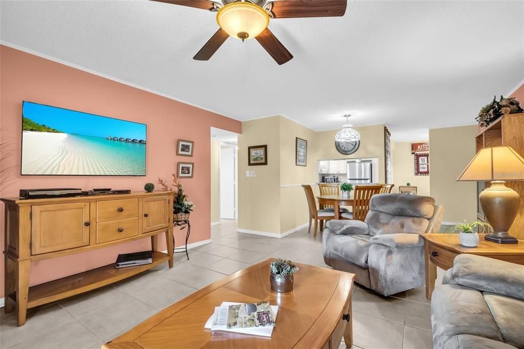 For Sale: $199,900 (2 beds, 2 baths, 1000 Square Feet)