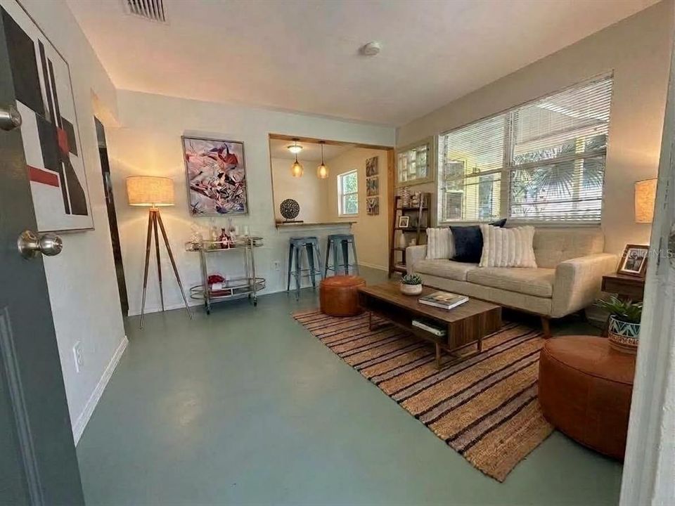 For Sale: $350,000 (2 beds, 1 baths, 804 Square Feet)