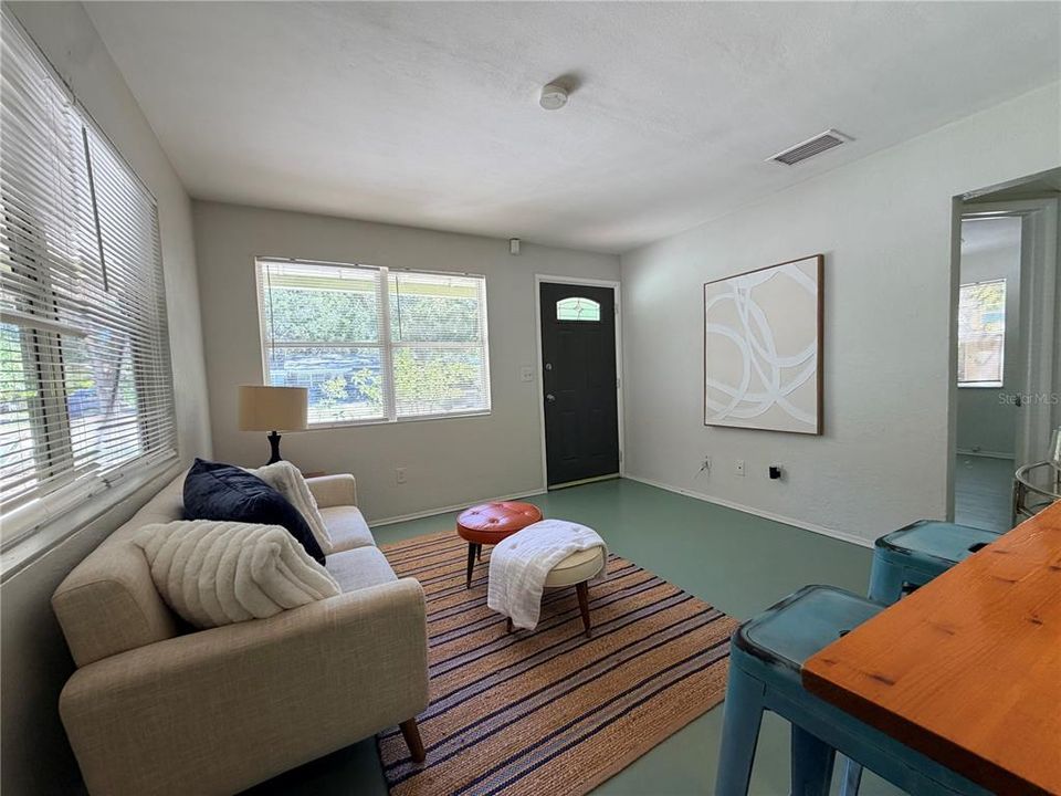 For Sale: $350,000 (2 beds, 1 baths, 804 Square Feet)