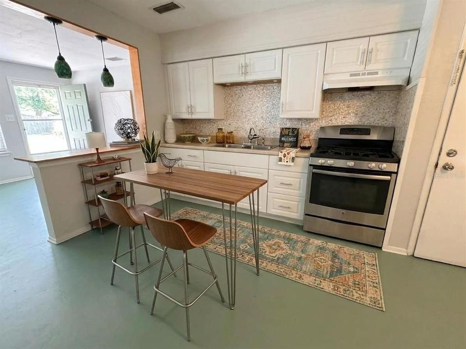 For Sale: $350,000 (2 beds, 1 baths, 804 Square Feet)
