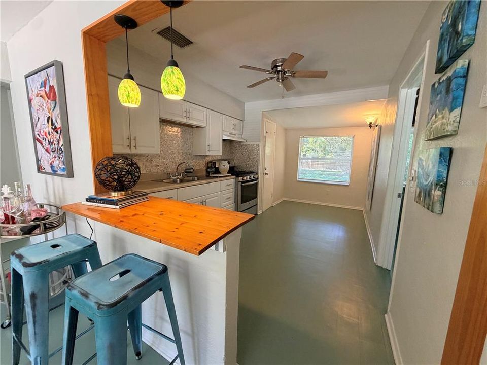 For Sale: $350,000 (2 beds, 1 baths, 804 Square Feet)