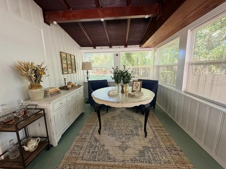 For Sale: $350,000 (2 beds, 1 baths, 804 Square Feet)