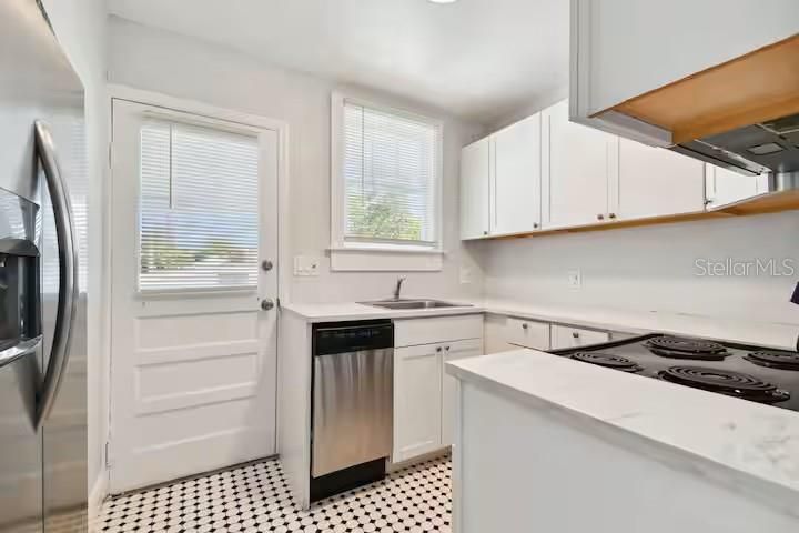 For Rent: $2,200 (2 beds, 1 baths, 800 Square Feet)