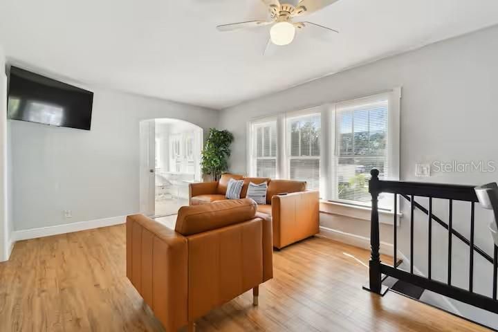 For Rent: $2,200 (2 beds, 1 baths, 800 Square Feet)