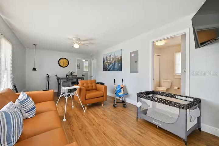 For Rent: $2,200 (2 beds, 1 baths, 800 Square Feet)
