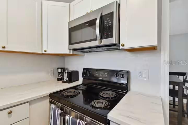 For Rent: $2,200 (2 beds, 1 baths, 800 Square Feet)