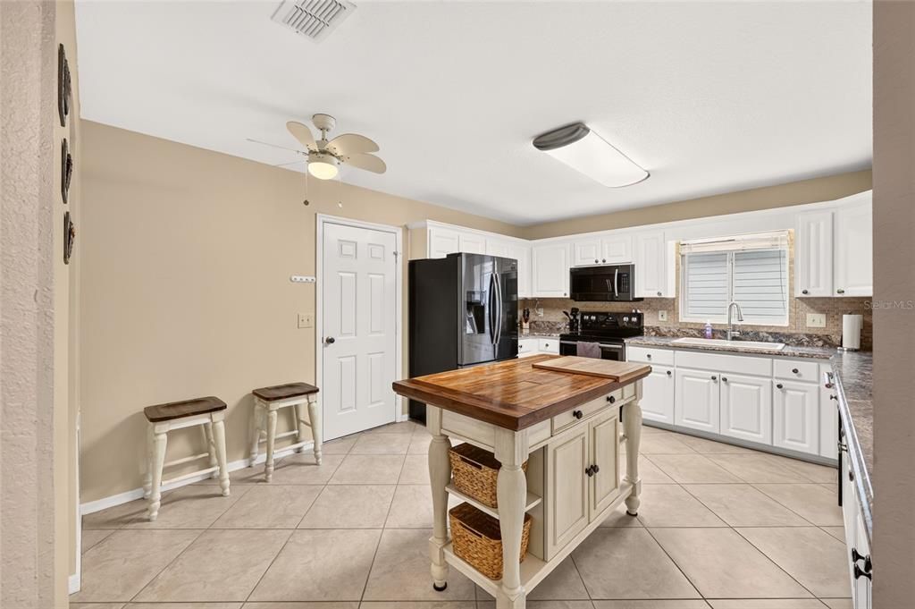 For Sale: $229,000 (2 beds, 2 baths, 1416 Square Feet)