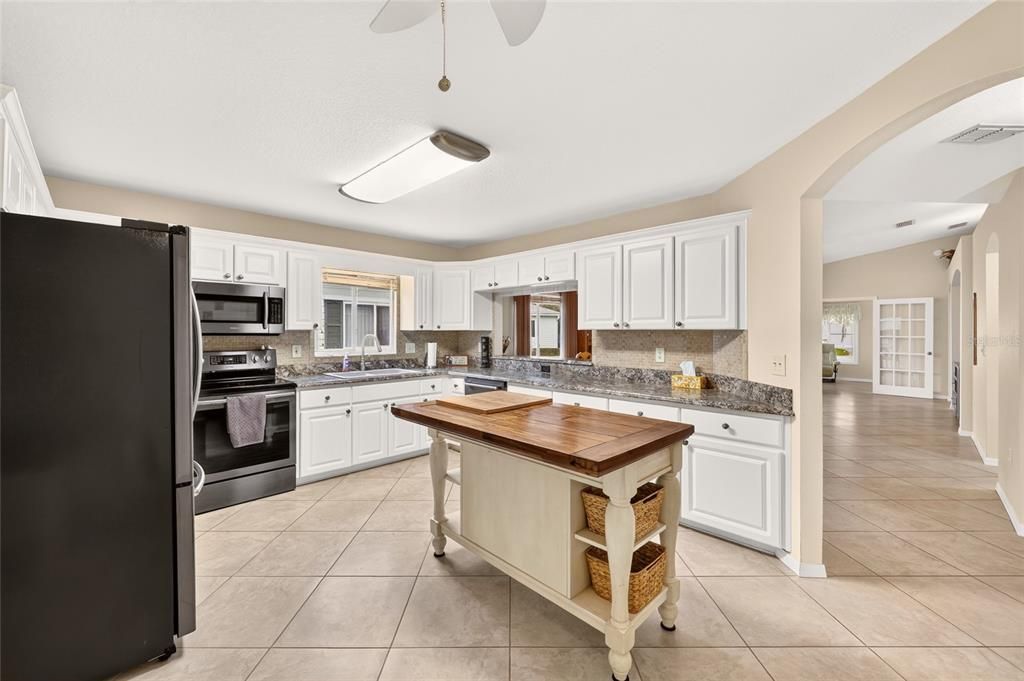 For Sale: $229,000 (2 beds, 2 baths, 1416 Square Feet)