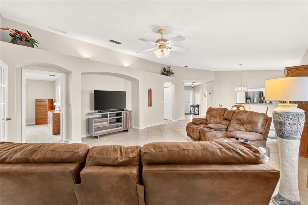 For Sale: $229,000 (2 beds, 2 baths, 1416 Square Feet)