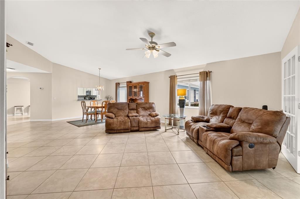 For Sale: $229,000 (2 beds, 2 baths, 1416 Square Feet)