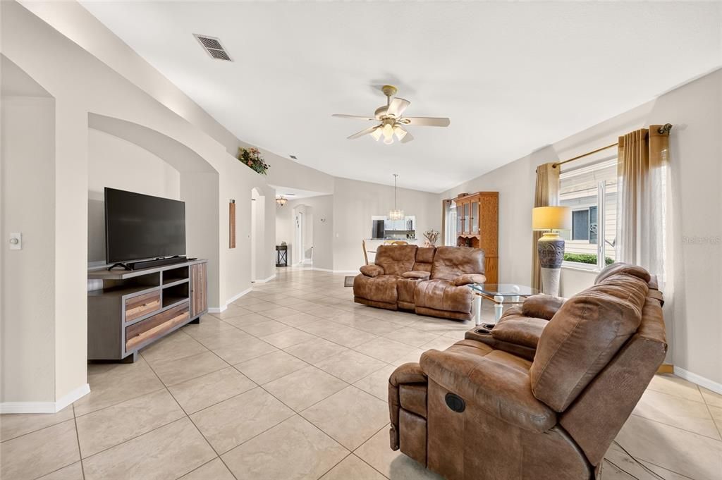 For Sale: $229,000 (2 beds, 2 baths, 1416 Square Feet)