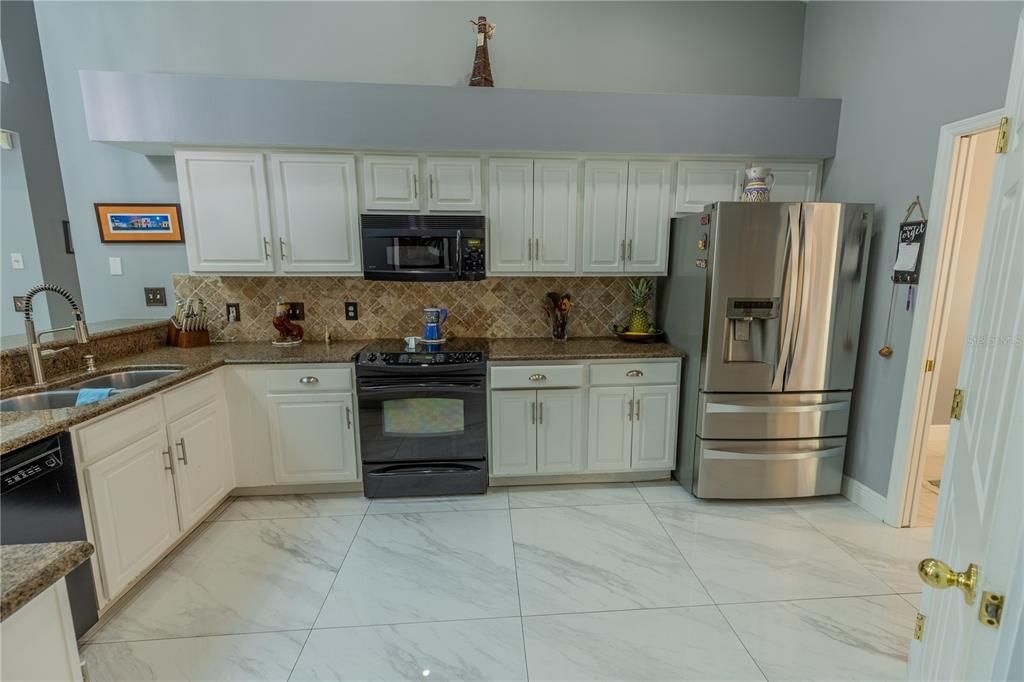 En Venta: $799,000 (3 camas, 2 baños, 2458 Pies cuadrados)