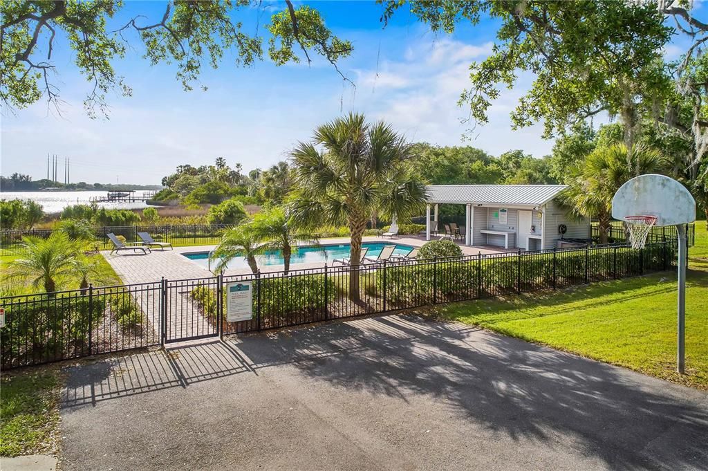 En Venta: $799,000 (3 camas, 2 baños, 2458 Pies cuadrados)