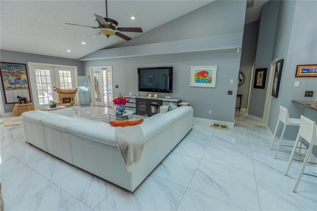 En Venta: $799,000 (3 camas, 2 baños, 2458 Pies cuadrados)
