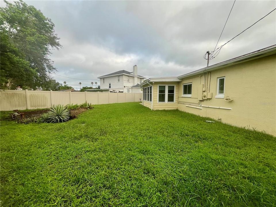 For Rent: $3,100 (3 beds, 2 baths, 1213 Square Feet)