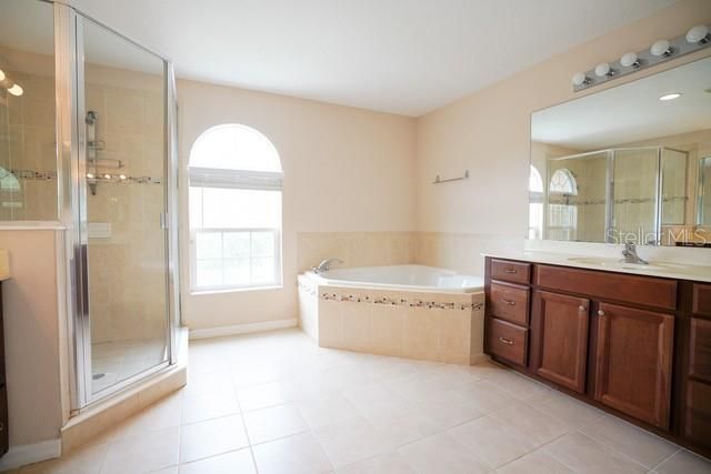 En Venta: $615,000 (4 camas, 2 baños, 2878 Pies cuadrados)