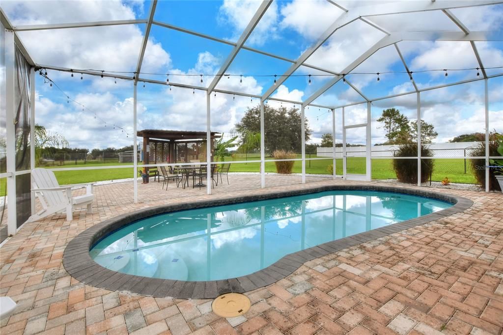 For Sale: $500,000 (4 beds, 2 baths, 2018 Square Feet)