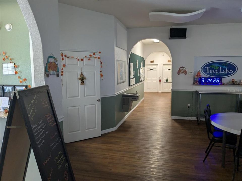 For Sale: $62,900 (1 beds, 1 baths, 467 Square Feet)
