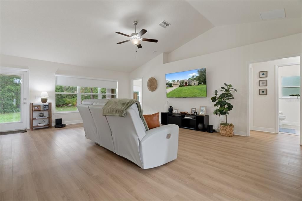待售: $399,900 (4 贝兹, 2 浴室, 2160 平方英尺)