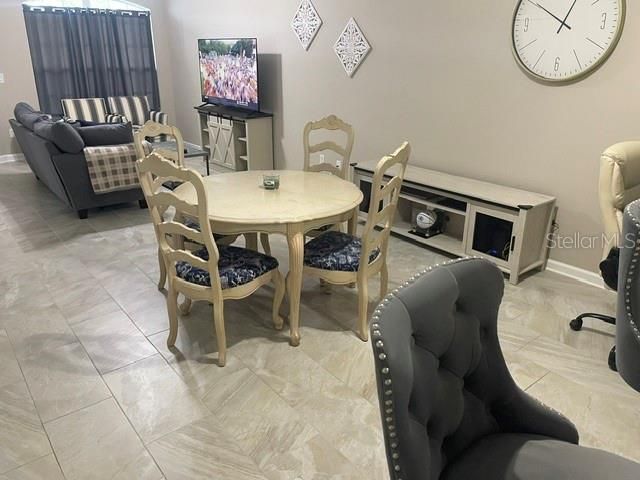 En Renta: $2,000 (3 camas, 3 baños, 1725 Pies cuadrados)