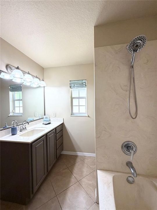 En Venta: $349,900 (4 camas, 2 baños, 2114 Pies cuadrados)