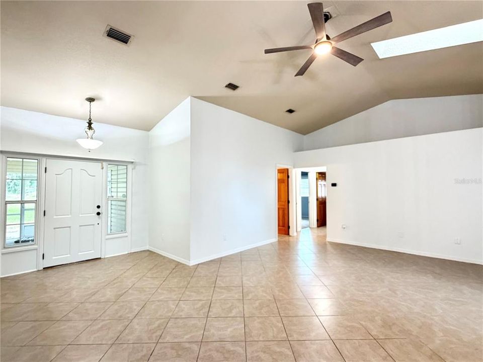 En Venta: $349,900 (4 camas, 2 baños, 2114 Pies cuadrados)