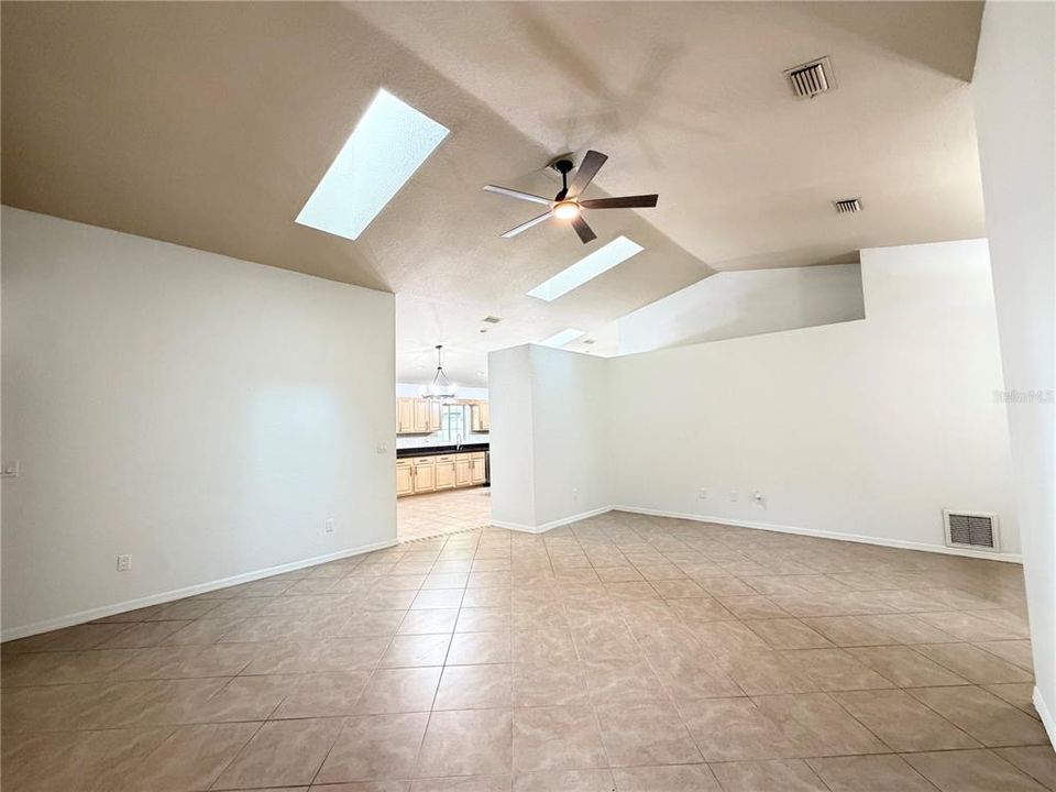 En Venta: $349,900 (4 camas, 2 baños, 2114 Pies cuadrados)