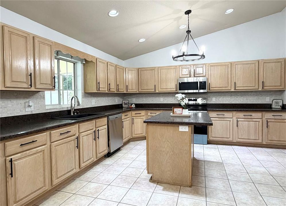 En Venta: $349,900 (4 camas, 2 baños, 2114 Pies cuadrados)