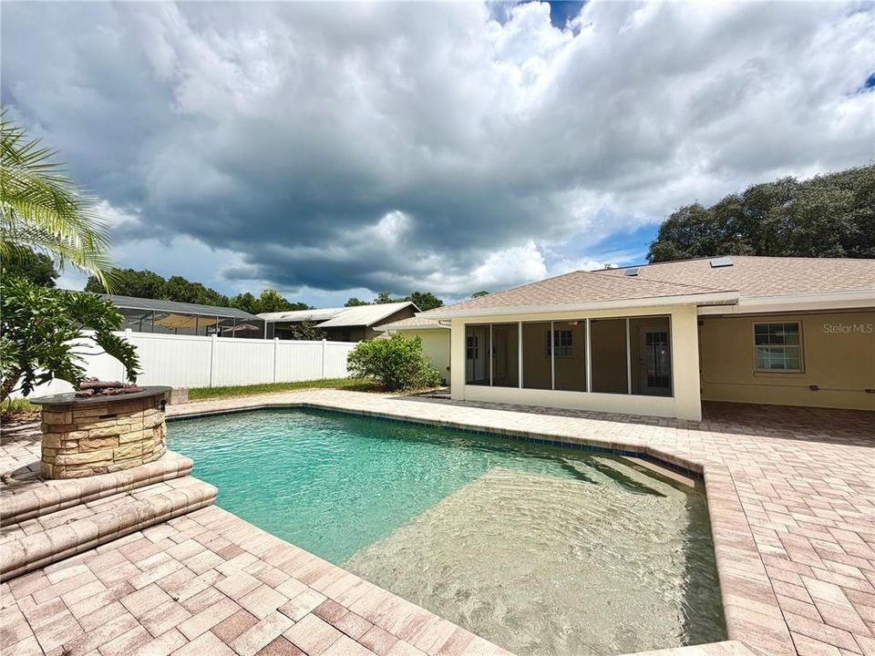 En Venta: $349,900 (4 camas, 2 baños, 2114 Pies cuadrados)