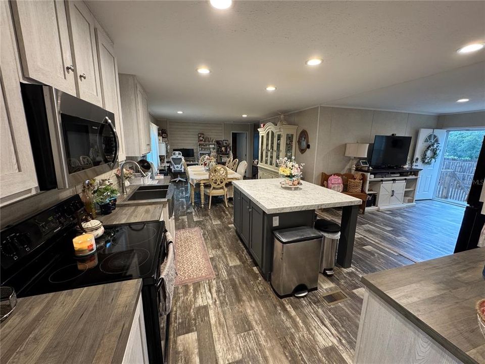 For Sale: $285,000 (4 beds, 2 baths, 1580 Square Feet)