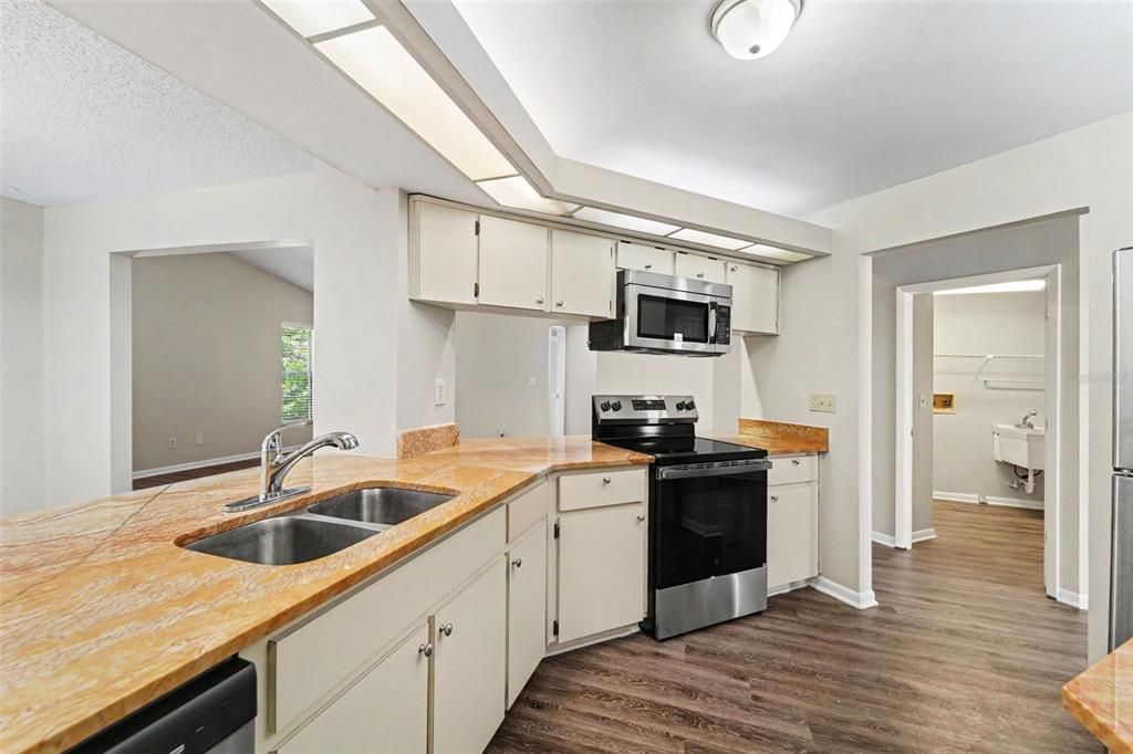 На продажу: $299,900 (3 спален, 2 ванн, 1865 Квадратных фут)