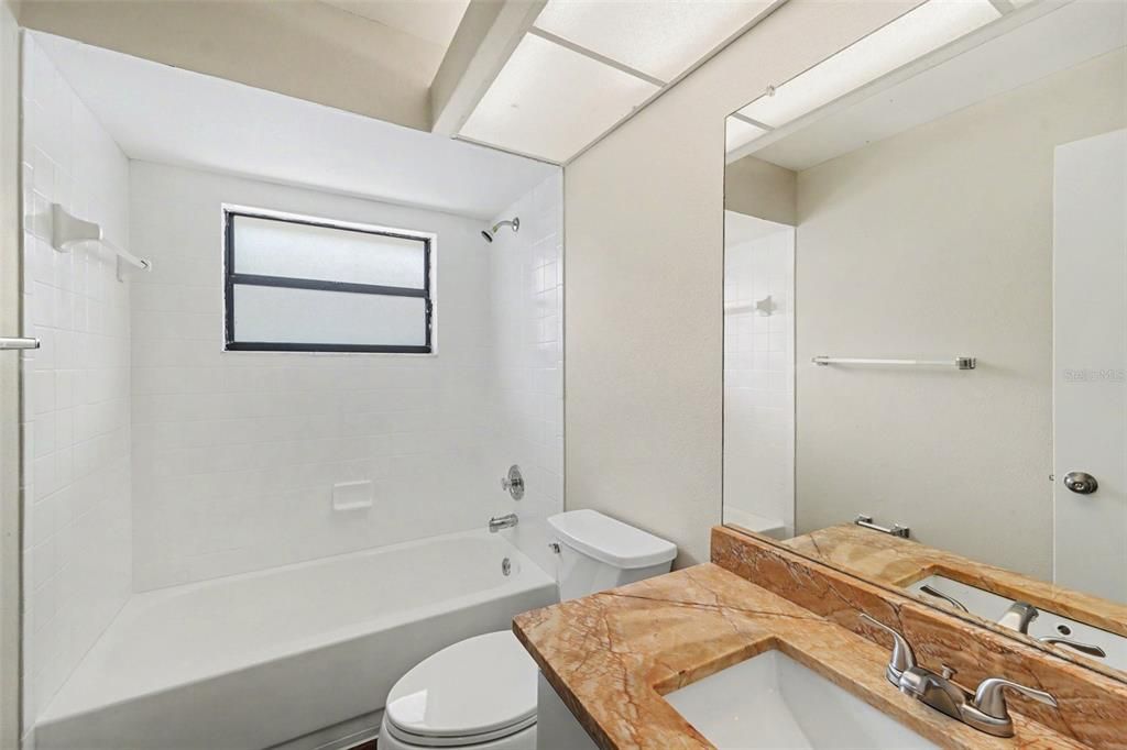 На продажу: $299,900 (3 спален, 2 ванн, 1865 Квадратных фут)